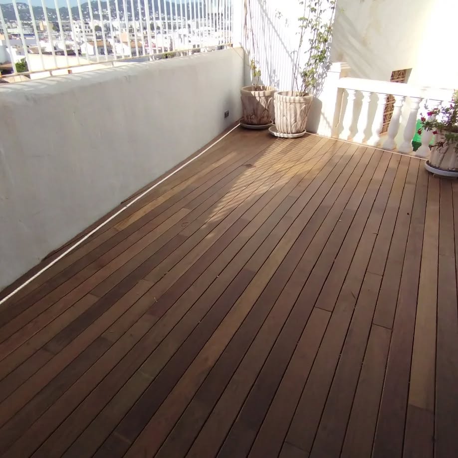 Tarimas de madera tratada para espacios exteriores en Ibiza