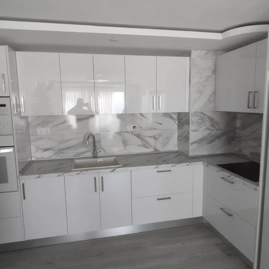Detalle de ensamblado de mueble de exterior en carpintería artesanal