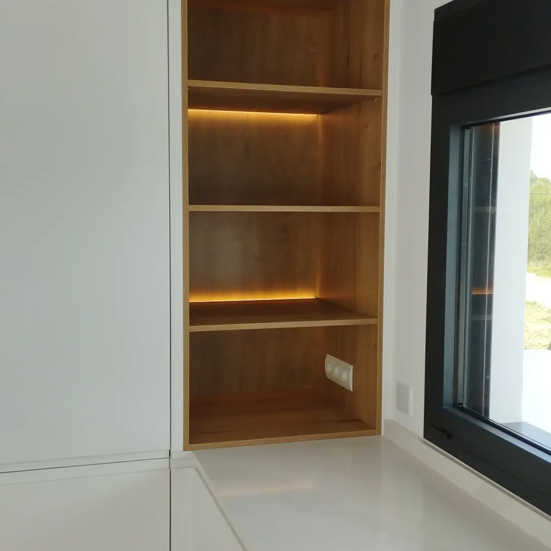 Montaje de puertas modernas con materiales de primera calidad