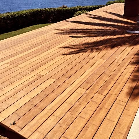 Carpintero instalando pérgola de madera para jardín en Ibiza