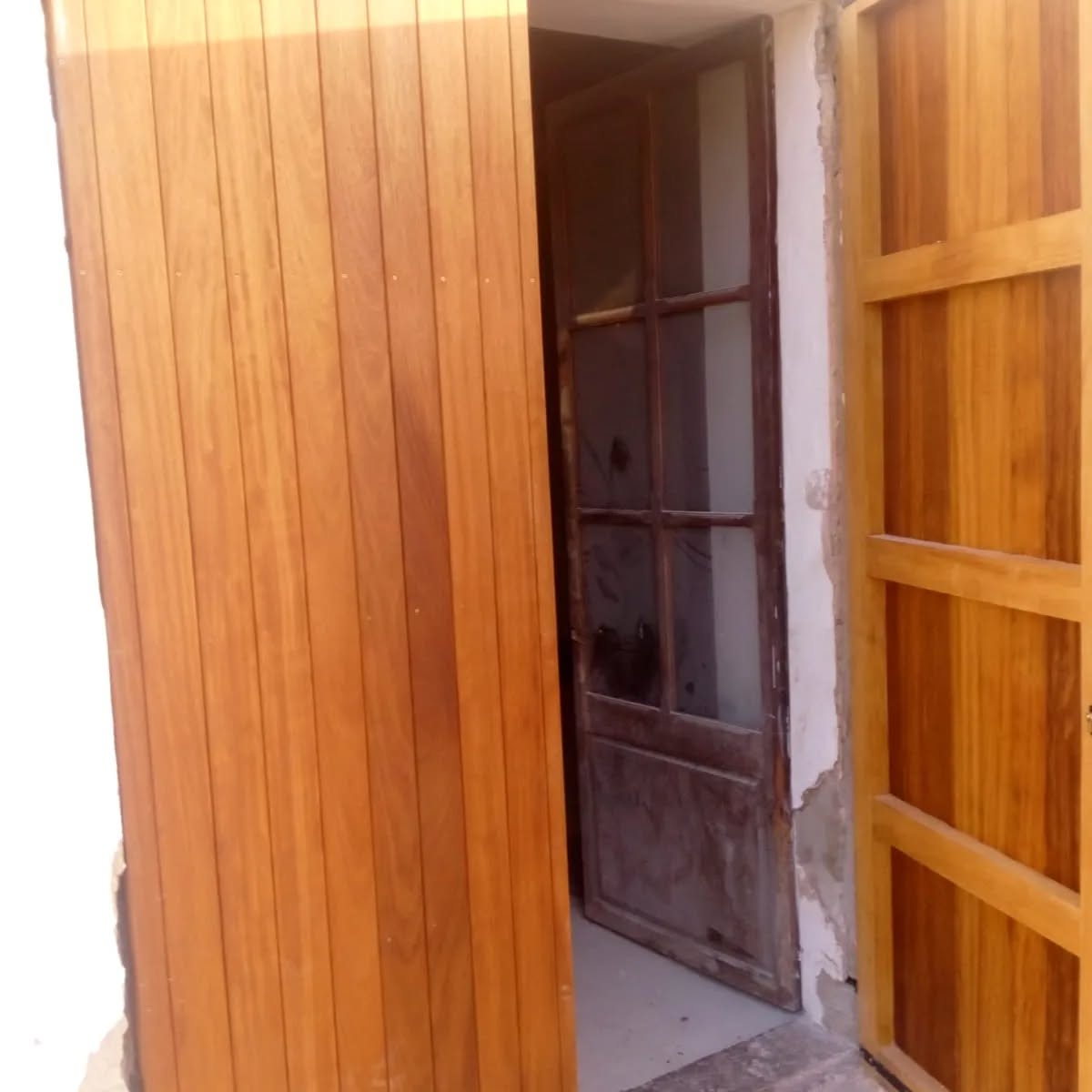 Puerta interior de madera natural con acabado de alta calidad