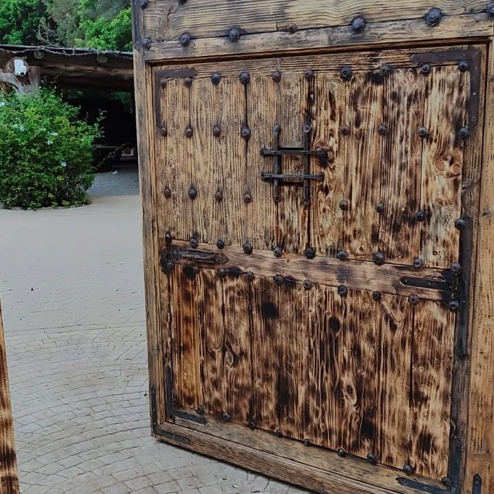 Montaje profesional de puerta de paso de madera en vivienda en Ibiza